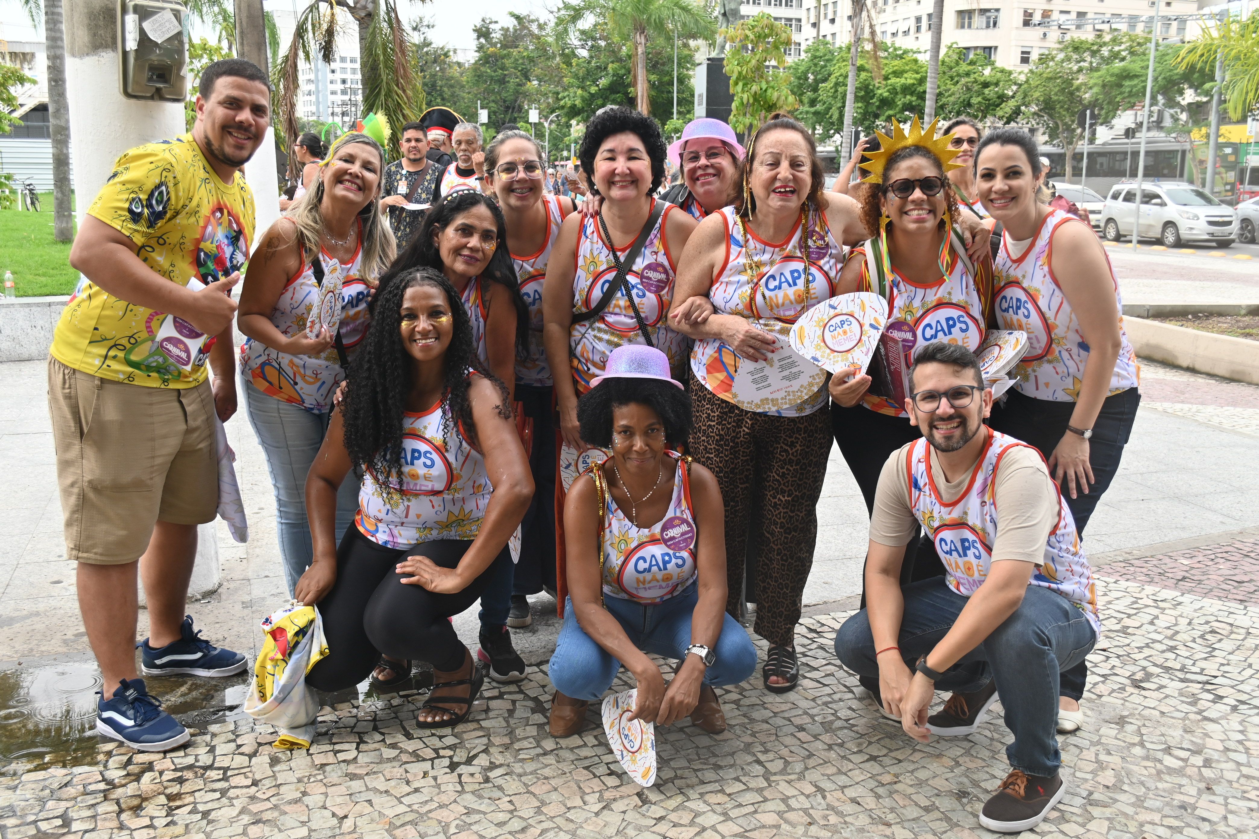 Bloco Loucos pela Vida desfila com muito samba no pé