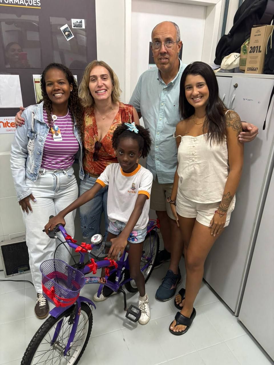 Módulo Médico de Família do Caramujo mobiliza comunidade e presenteia Jasmin com bicicleta nova