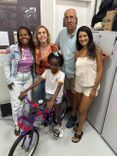 Módulo Médico de Família do Caramujo mobiliza comunidade e presenteia Jasmin com bicicleta nova
